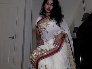 Alone Aunty Wearing Indian Costume with Tika Slowly Getting Naked Shows Pussy